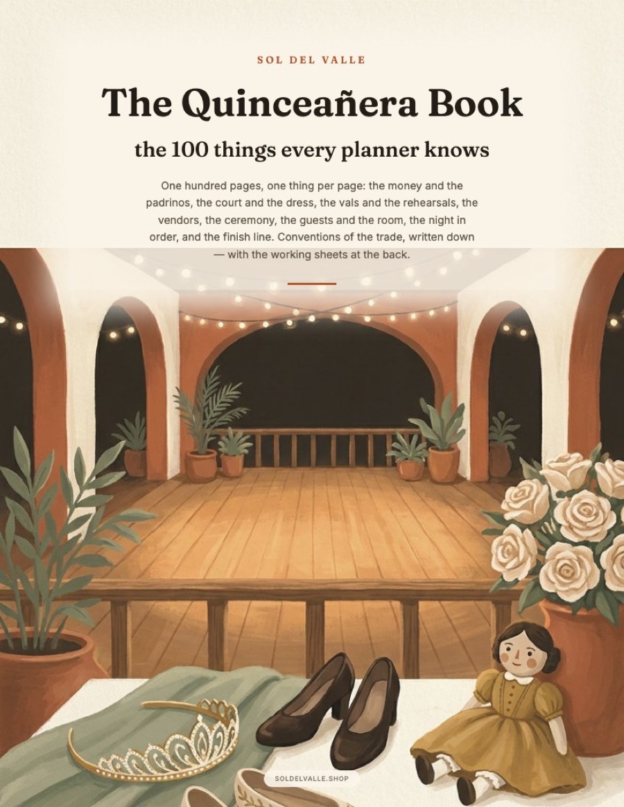La portada de El Libro de la Quinceañera, con el título sobre la terraza de un salón, una tiara, los zapatos y la última muñeca